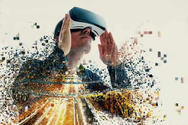 Virtuaalilaseissa oleva henkilö lentää pikseleihin. Mies, jolla on silmälasit virtuaalitodellisuutta. Tulevaisuuden teknologian käsite. Nykyaikainen kuvantamistekniikka. Pirstoutunut pikselien mukaan
. - Valokuva, kuva