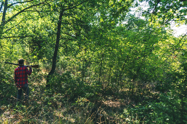chasseur avec un pistolet sur la forêt - Photo, image