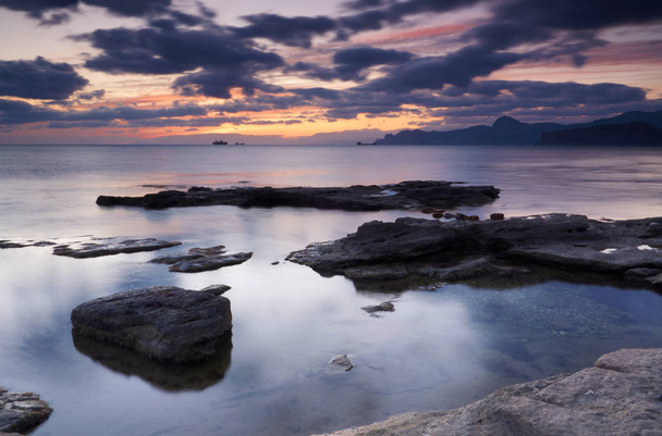 Барвистий літній морський пейзаж. скелясте узбережжя на заході сонця
 - Фото, зображення