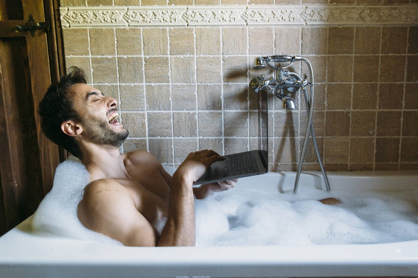 голый парень в ванной комнате с ноутбуком
 - Фото, изображение