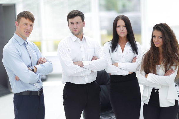 профессиональная бизнес-команда, стоящая в офисе
 - Фото, изображение