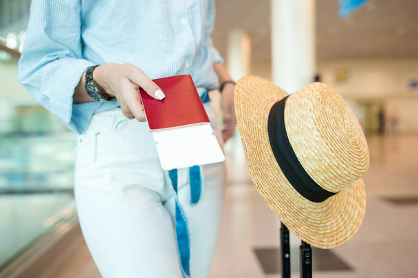 空港での女性の手のパスポートと搭乗券の閉鎖 - 写真・画像