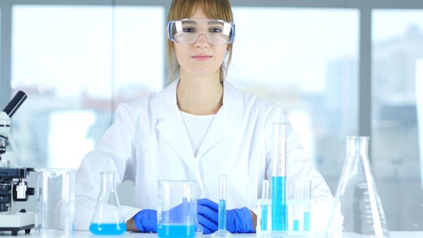 Kobiece chemik, naukowych badacza patrząc na kamery w klinice - Zdjęcie, obraz