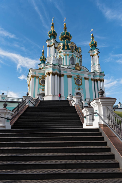 Église St Andrews dans la vieille ville de Kiev, Ukraine
 - Photo, image