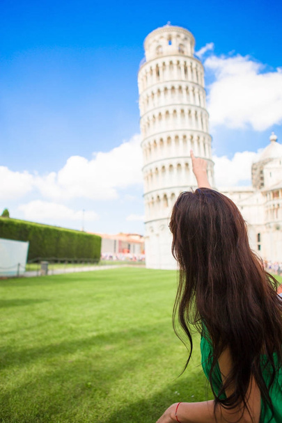 塔ピサの斜塔を探している若い観光客女性の背面図. - 写真・画像