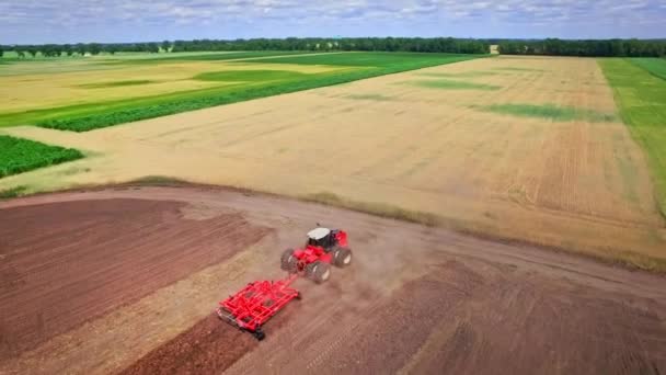Tracteur agricole avec remorque pour labourer debout sur un champ cultivé
 - Séquence, vidéo