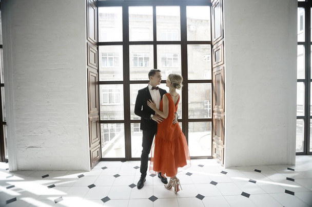 woman in red dress and handsome man  - Foto, Imagen