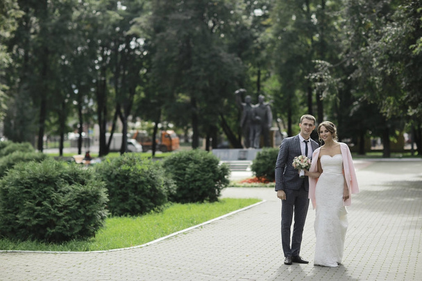 bride and groom in summer park - Фото, зображення