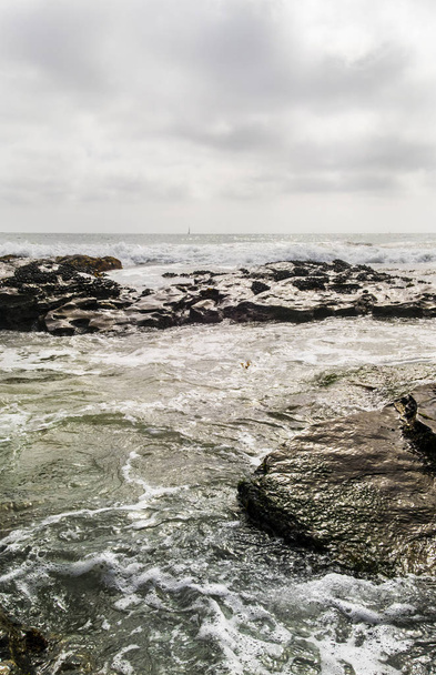 Кам'янистий пляж похмуро
 - Фото, зображення