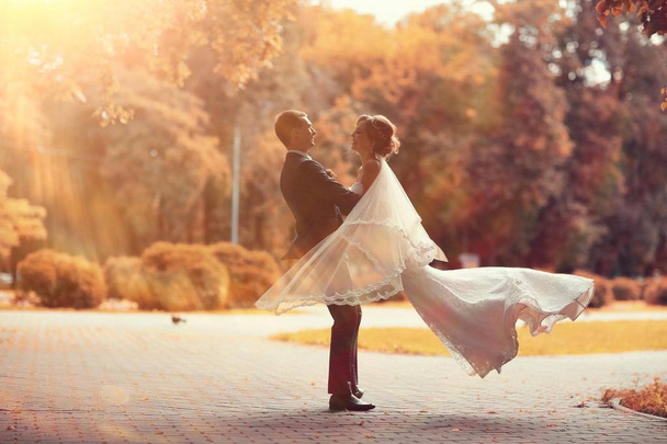bride and groom in autumn park - Foto, imagen