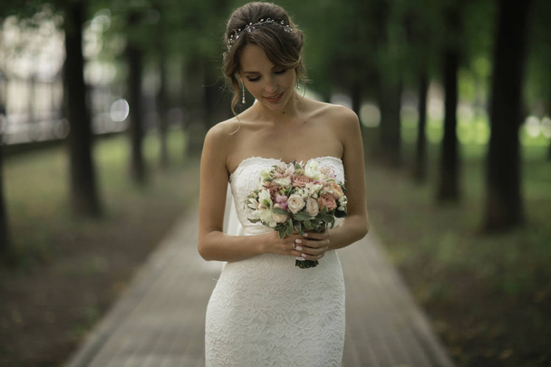 bride with bouquet of flowers - Valokuva, kuva