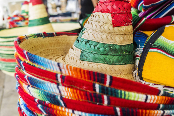 Renkli yığılmış Sombreros - Fotoğraf, Görsel