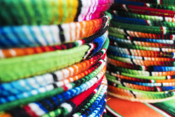 Sombreros mexicanos coloridos
 - Foto, Imagem