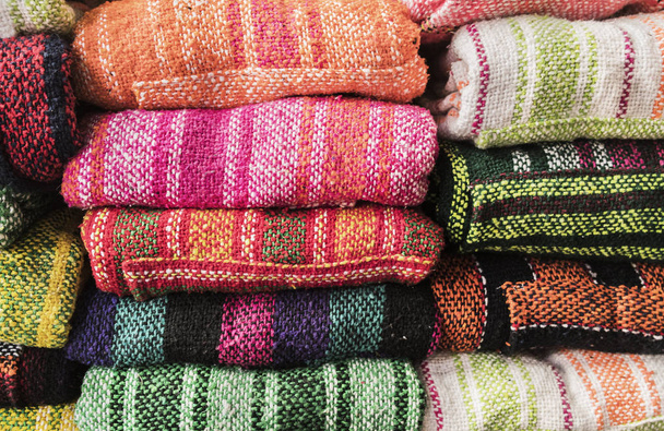 Kleurrijke Mexicaanse poncho 's - Foto, afbeelding