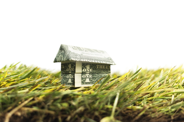 Origami-Geld nach Hause auf Gras - Foto, Bild