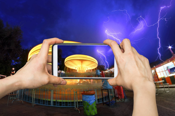 Фотография на мобильном смартфоне в Carousel Spinning in Ta
 - Фото, изображение