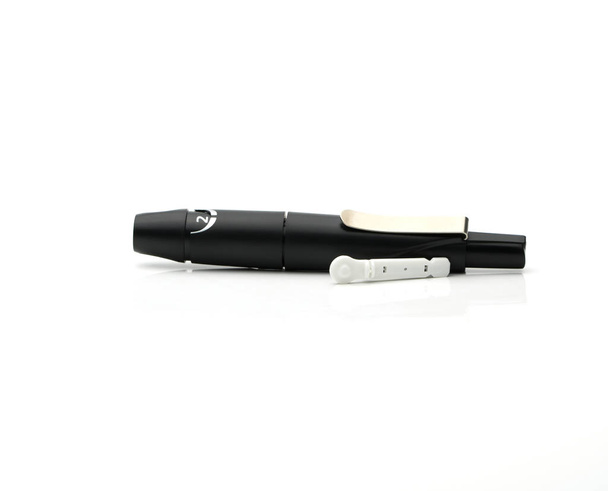 Lancing dispositivo caneta isolada em fundo branco com espaço de cópia
 - Foto, Imagem