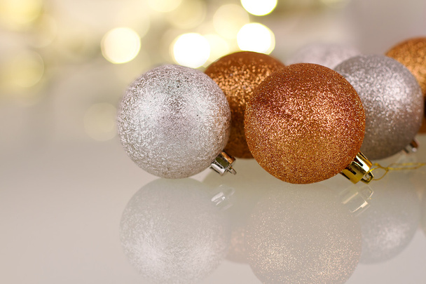 de gift van Kerstmis en kerstballen over glanzende lichten - Foto, afbeelding