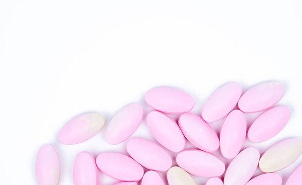 Pílulas de comprimido de cálcio expirado com mudança de cor isolada em fundo branco com espaço de cópia
 - Foto, Imagem