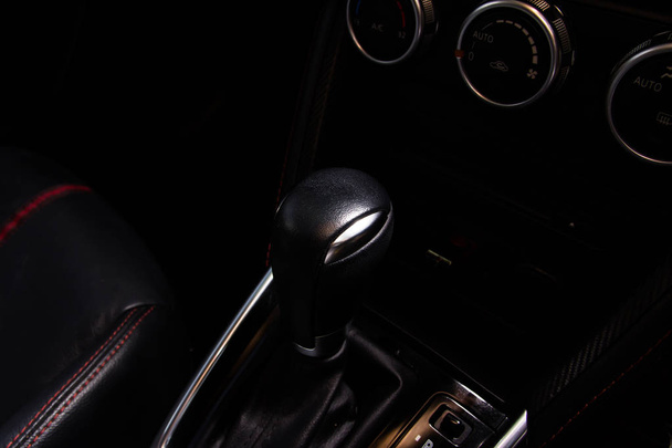 Interior del coche de lujo - palanca de cambios y tablero de instrumentos
 - Foto, imagen