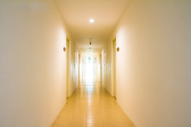 Hosszú folyosón a társasház (sétány) - Fotó, kép