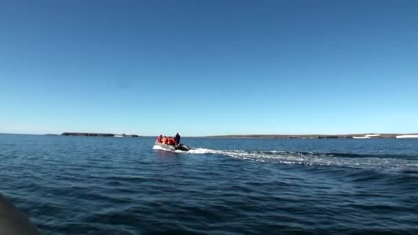 Άνθρωποι σε μια λαστιχένια βάρκα στον ωκεανό στην νέα γη Vaigach. - Πλάνα, βίντεο