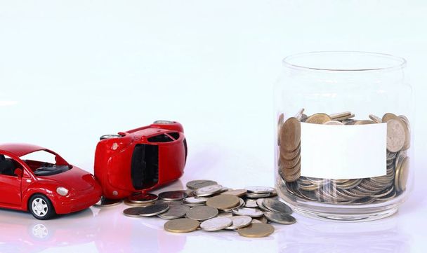 Dinero y coche rojo
 - Foto, imagen