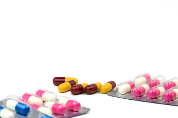Kolorowe antybiotyk kapsułki pigułki na białym tle, oporności na leki z miejsca kopii. - Zdjęcie, obraz
