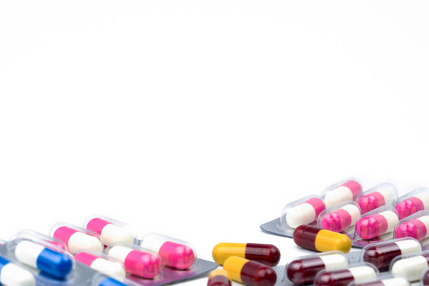 Kleurrijke van antibiotica capsules pillen op witte achtergrond, resistentie met kopie ruimte. - Foto, afbeelding