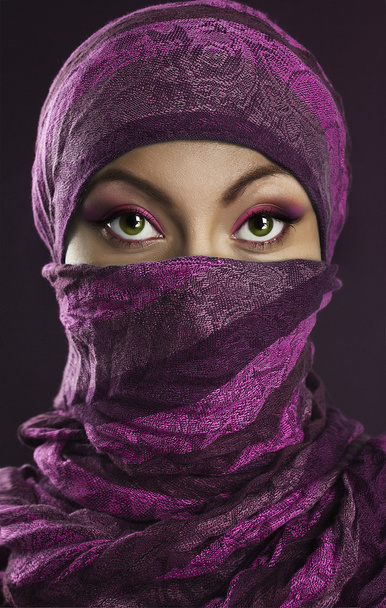 Jovem mulher árabe no hijab
 - Foto, Imagem