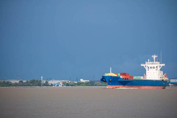 Navire de fret, navire porte-conteneurs d'importation internationale sur l'océan
 - Photo, image
