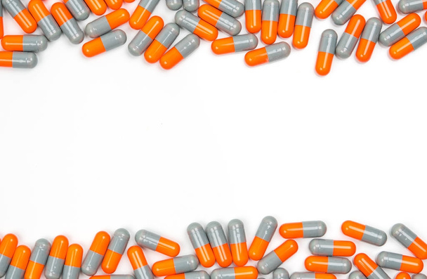 Colorido de cápsulas antibióticas pílulas isoladas em fundo branco com espaço de cópia. Resistência a drogas, uso de antibióticos com razoável, política de saúde e conceito de seguro de saúde
. - Foto, Imagem