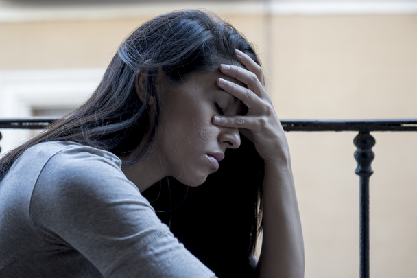 desesperado triste latina mujer en casa balcón buscando devastado y deprimido sufrimiento depresión
 - Foto, Imagen