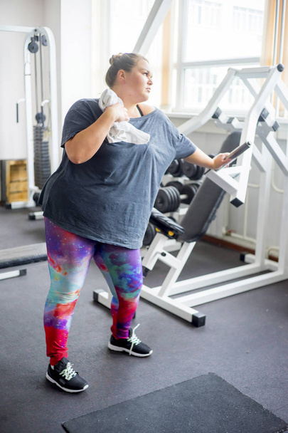Fat girl in a gym - Foto, afbeelding