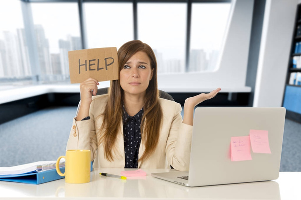 приваблива сумна і відчайдушна бізнес-леді, яка страждає стресом на офісному столі для ноутбуків, тримає знак допомоги
 - Фото, зображення
