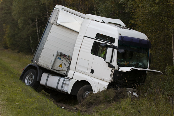 οδικό ατύχημα αυτοκινητιστικό δυστύχημα φορτηγών σχετικά με μια λωρίδα της οδού. αυτοκίνητο σε χαντάκι πλευρά - Φωτογραφία, εικόνα
