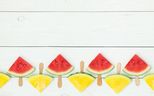 Rode en gele Watermeloen slices op stokken - Foto, afbeelding