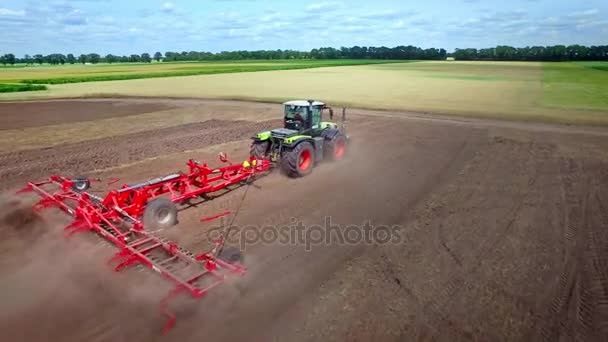 Terrain de labourage. Tracteur agricole labourage champ agricole. Matériel agricole
 - Séquence, vidéo