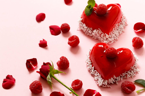バレンタインの休日のためのラズベリー ハート ケーキ - 写真・画像