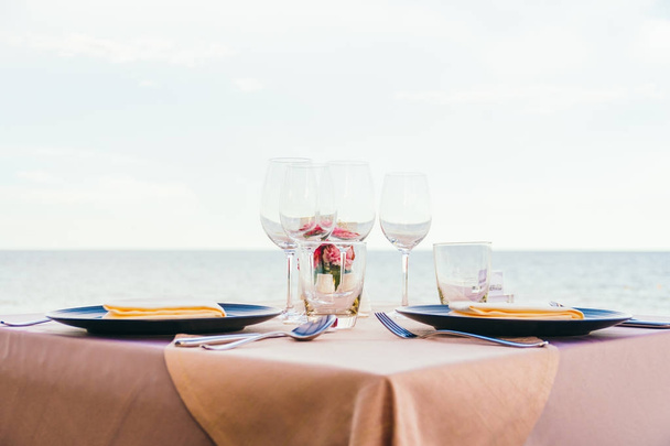 Romantický jídelní stůl atmosférou s sklenice na víno a další - Fotografie, Obrázek
