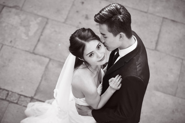 молода азіатська наречена і наречена танцює
 - Фото, зображення