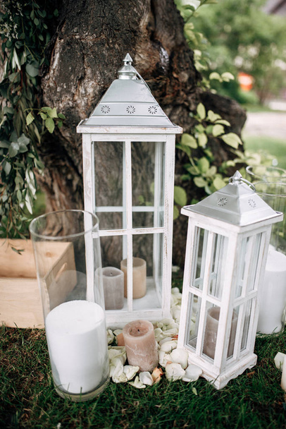 koristeltu alue valkoinen puinen kynttilän lamput ja kukat
 - Valokuva, kuva