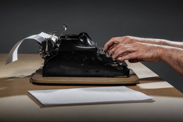 Retro psací stroj konceptu série o psaní a spisovatel bloku. Někdy je těžké najít inspiraci - Fotografie, Obrázek