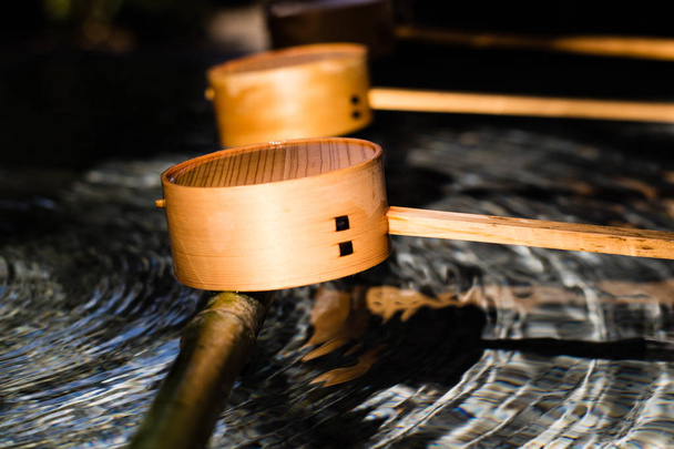Chozuya cucharones de un santuario sintoísta
 - Foto, Imagen