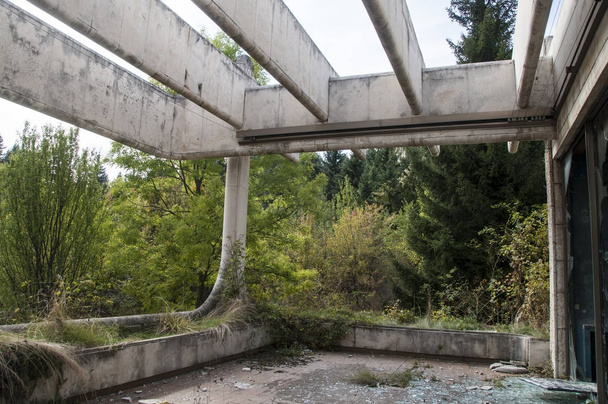 покинутая резиденция коммунистического режима в Болгарии
 - Фото, изображение