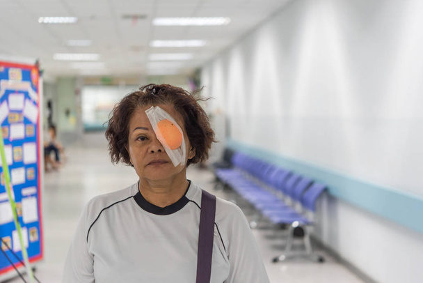Patient asiatique femmes montrent ses yeux avec bouclier oculaire
 - Photo, image