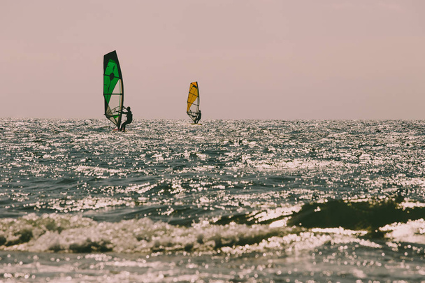 Akció mooving egymással párhuzamosan, a két szörfözők hátulnézete - Fotó, kép