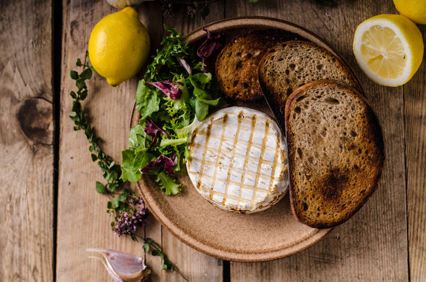 Grilled camembert cheese - Foto, Imagen