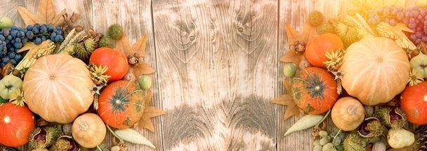 収穫の秋、季節のフルーツ、素朴な木製のテーブルの上の野菜 - 写真・画像