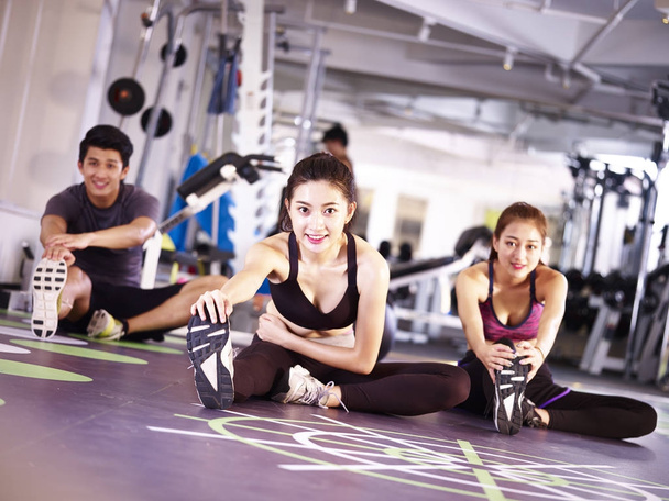 jóvenes asiáticos trabajando fuera en gimnasio
 - Foto, imagen